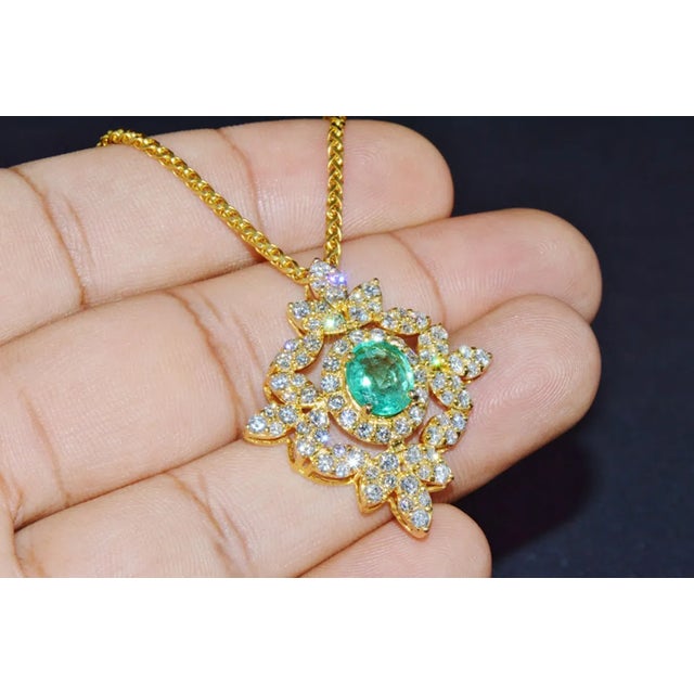 Contemporary Natural 5.21Cts VS F Diamond Colombian Emerald 18K Solid Gold Pendant For Sale - Image 3 of 8