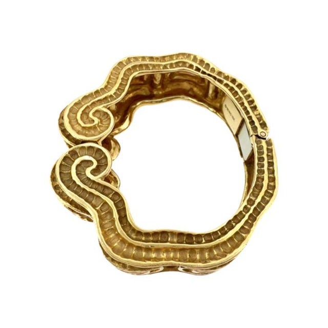 1990s Robert Wander for Winc 18k Sculpted Hinged Bangle Bracelet For Sale In Las Vegas - Image 6 of 8