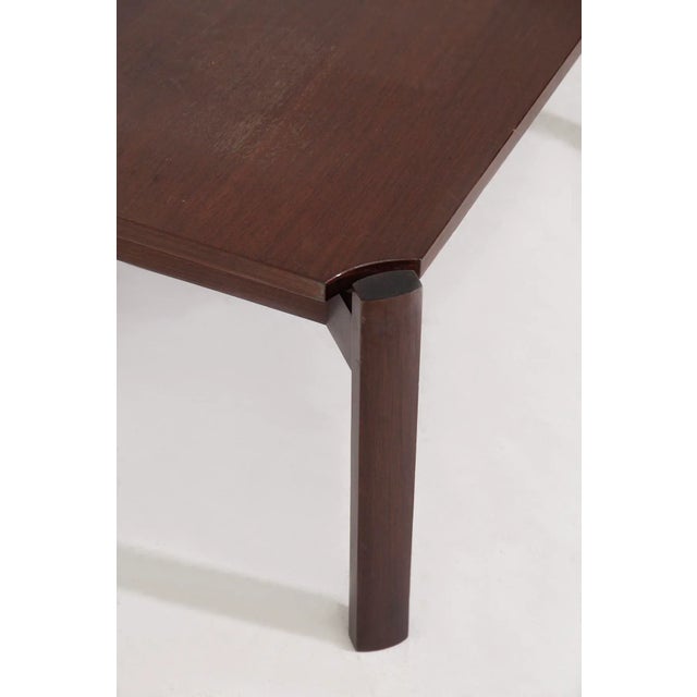 Discover the refined elegance of the 1950s with this Osvaldo Borsani wooden coffee table for Tecno, embodying the essence...