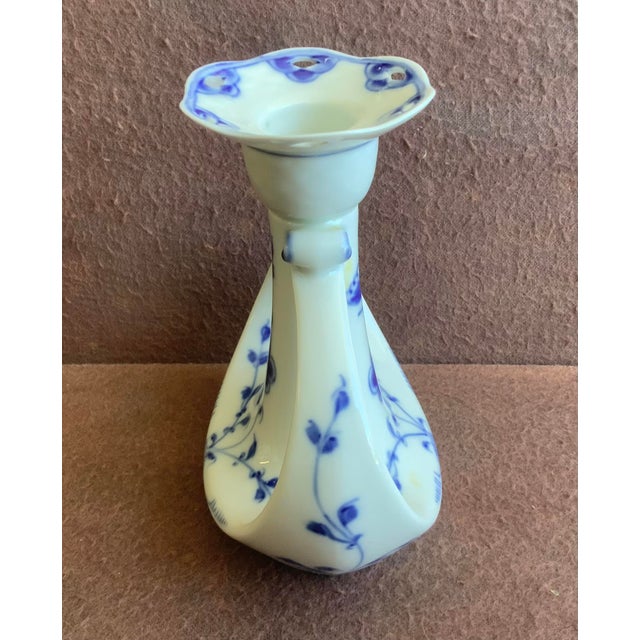 The design is similar to the Blue Fluted Lace pattern.