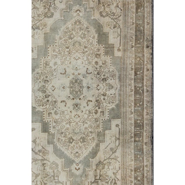 Tribal Mid 20th Century Vintage Turkish Oushak Rug With Floral Medallion Design in Ivory and Gray For Sale - Image 3 of 9