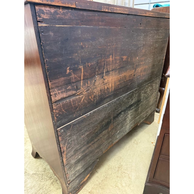 American 1800-1810 Bowfront Chest of Drawers. For Sale In Richmond - Image 6 of 10