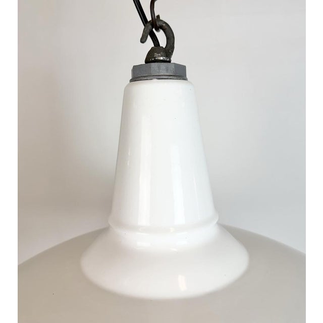 Mid-Century Modern Industrial White Enamel Factory Pendant Lamp from Benjamin, USA, 1960s For Sale - Image 3 of 18