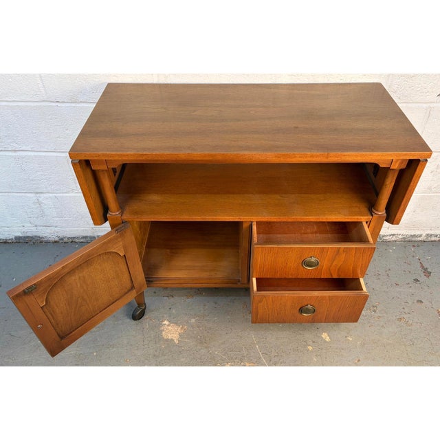 Brown Mid 20th Century Walnut and Brass Drop Leaf Bar Cart For Sale - Image 8 of 18