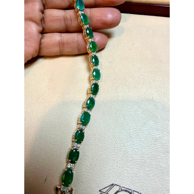 23 Carat Natural Zambian Emerald & 1.6 Ct Diamond Tennis Bracelet 14 Karat Gold For Sale - Image 10 of 18