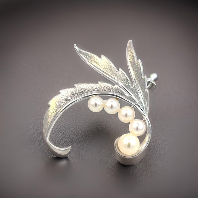 1990s 1990s Mikimoto Estate Akoya Pearl Brooch Pin Sterling Silver 6.10 mm For Sale - Image 5 of 10