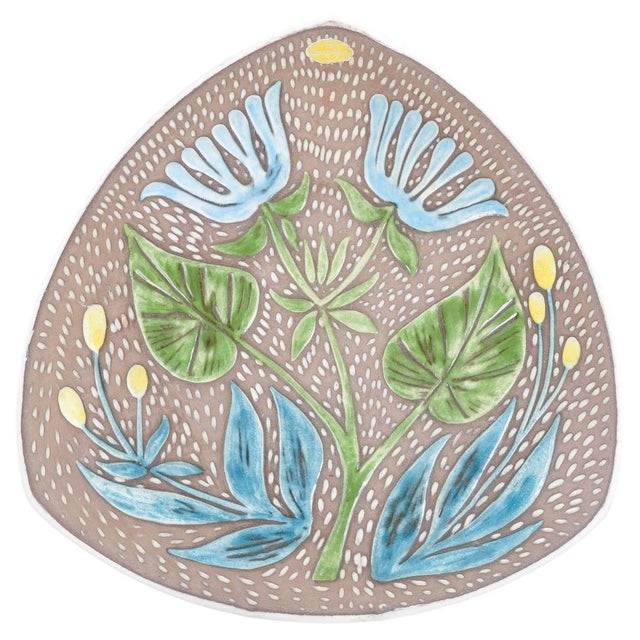 1960s Triangular Ceramic Dish with Botanical Motif by Mari Simmulson for Upsala Ekeby, 1960s For Sale - Image 5 of 5