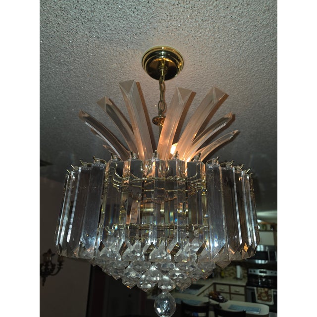 1970s 1970s 8 Tier Lucite Peacock Wedding Cake Chandelier Mid Century Modern Regency Brass For Sale - Image 5 of 5