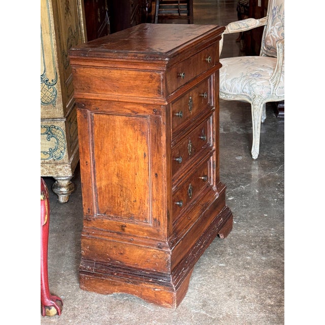 Brown 18th Century Italian Walnut Commode With Four Drawers For Sale - Image 8 of 13