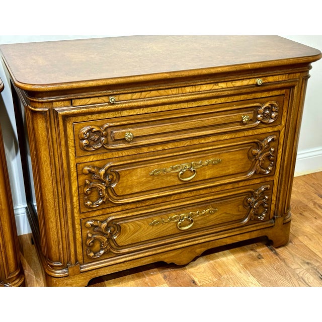 Traditional Pair of Karges French Regency Olive Ash Burl Nightstands With Pull-Out Shelves For Sale - Image 3 of 11