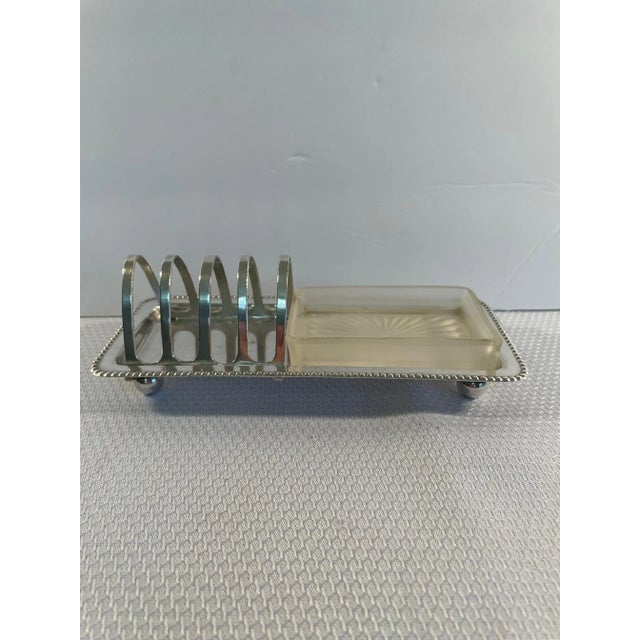 1940s 1940s English De Montfort Silverplated Toast Rack With Frosted Glass Butter Dish For Sale - Image 5 of 13
