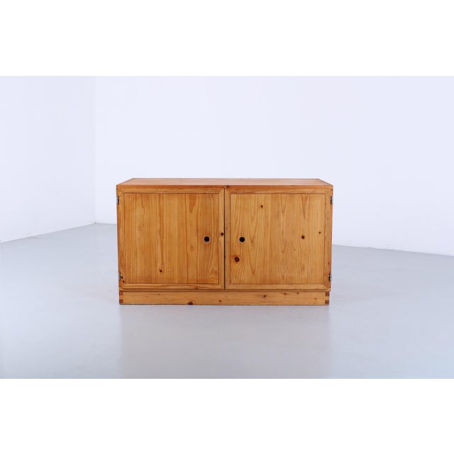 Mid-Century Modern Small Sideboard in Pinewood attributed to Ate van Apeldoorn for Houtwerk Hattem, 1960s For Sale - Image 3 of 17