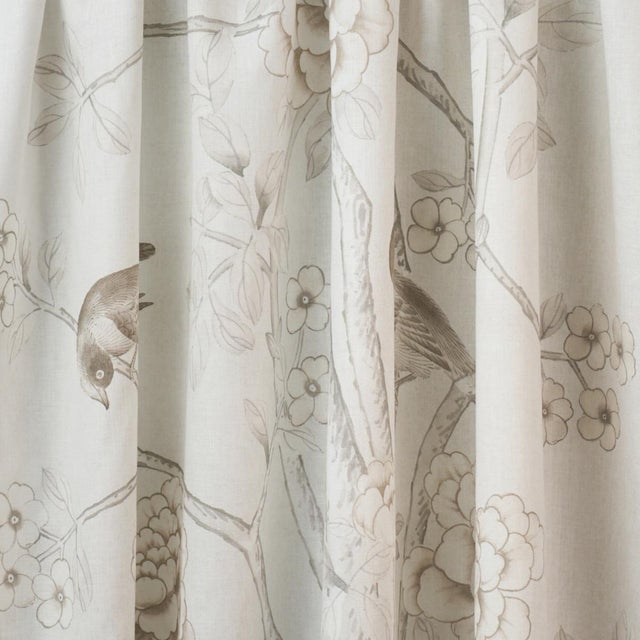 SAMPLE - Schumacher X Mary McDonald Chinois Palais Fabric In Neutral For Sale In New York - Image 6 of 6