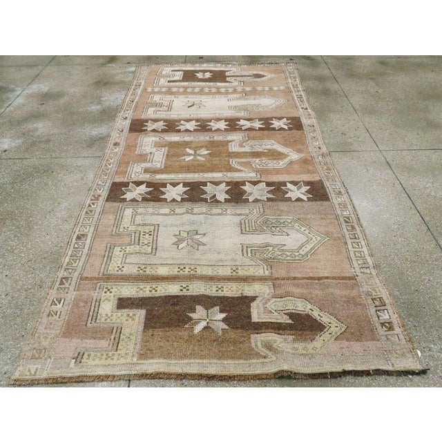 Mid 20th Century Galerie Shabab Collection Tribal Mid-20th Century Handmade Turkish Anatolian Gallery Rug For Sale - Image 5 of 10