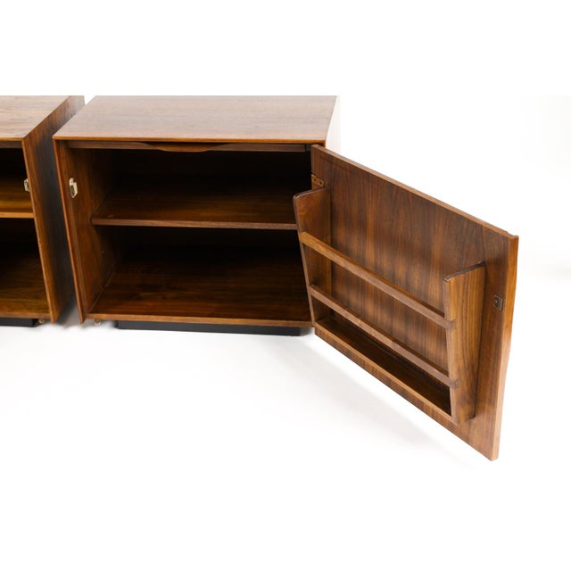 Brown 1970s Mid Century Vintage Walnut Nightstand Bedside Cabinet— John Kapel for Glenn of California — Pair For Sale - Image 8 of 13