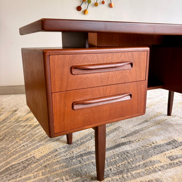 Mid-Century Modern 1970s G Plan Fresco Floating Teak Desk by v.b. Wilkins For Sale - Image 3 of 9