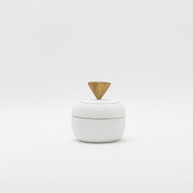 Modern Set of 2 Round Boxes in White Shagreen With Bronze Patina Brass Knob by Kifu Paris For Sale - Image 3 of 8