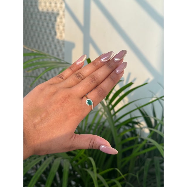 Green Modernist Pear Shape Emerald & Diamond Halo Ring in 14k Yellow Gold Size 6 For Sale - Image 8 of 17