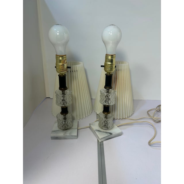 1960s Vintage Mid‑Century Stacked Textured Glass & Marble Table Lamps – Pair of 2 Leviton Hollywood Regency 18" Accent Lamps For Sale - Image 5 of 12