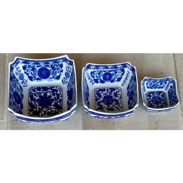Circa 1980 Canton Export-Style Blue and White Notched Corner Square Nesting Bowls – Set of 3 For Sale - Image 17 of 18