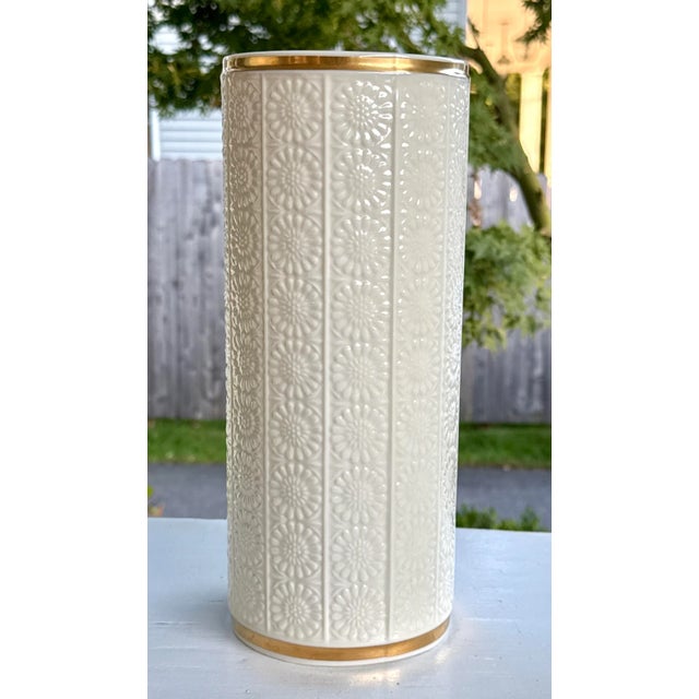 Lenox 1970 Lenox Usa Ivory Porcelain 12" Fjord Flower Drum Vase With Gold Trim For Sale - Image 4 of 10