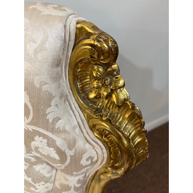 Early 20th Century French Louis XV Style Pair of Gilded Gold Creme Tufted Chairs For Sale - Image 4 of 12