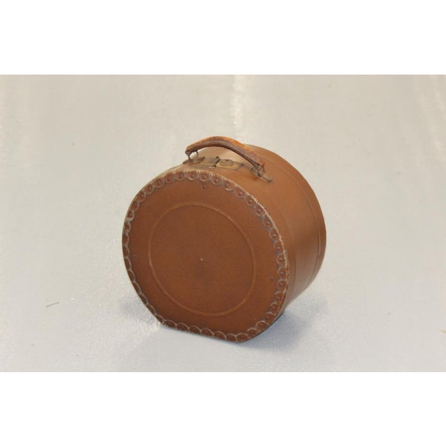 Brown Round Hat Box with Handle, 1920s For Sale - Image 4 of 18