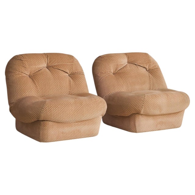 An exploration of softness shaped into form, where volume and texture take precedence over line, defines this French...