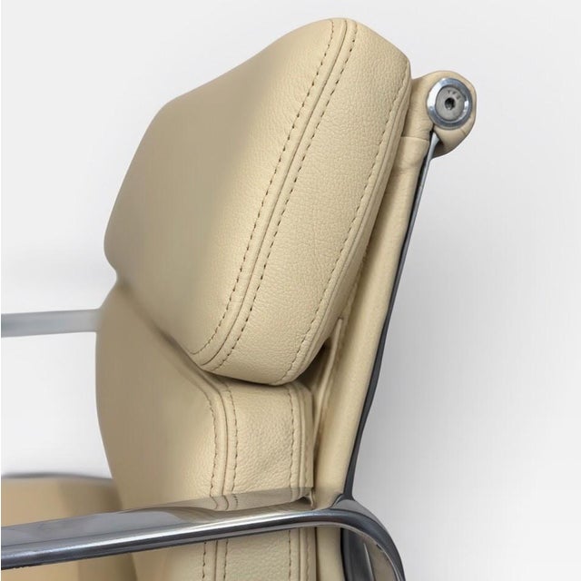 Herman Miller Eames Aluminum Group Soft Pad Management Chair Herman Miller Eames Soft Pad Executive Chair-Parchment Cream / Off-White Leather For Sale - Image 6 of 10