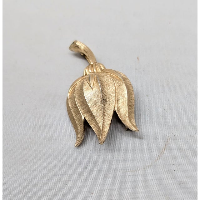 1960s Vintage Signed Crown Trifari Goldtone Textured Tulip Brooch For Sale - Image 5 of 8