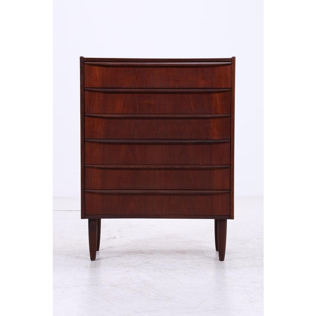 Vintage chest of drawers from the 1960s with six spacious drawers and beautiful teak grain. The integrated handles and...