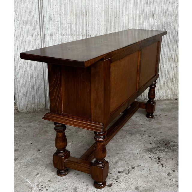 Early 20th Century Spanish Console Chest Table with Four Carved Drawers and Original Hardware For Sale In Miami - Image 6 of 18