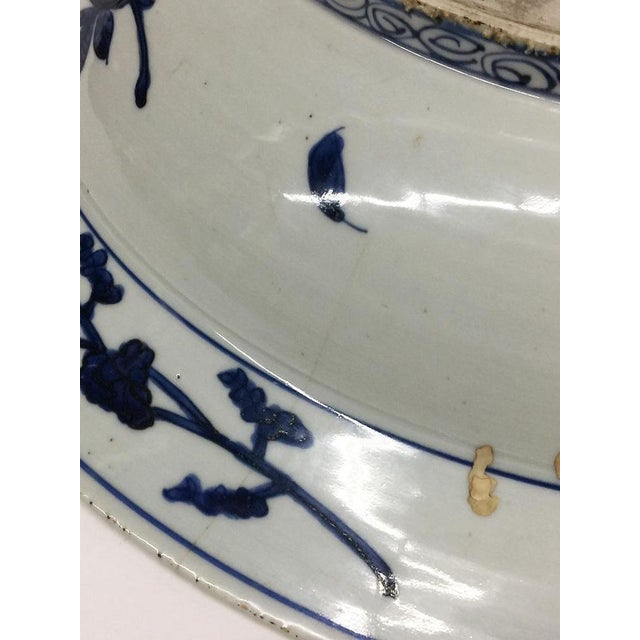 Large 16th Century Blue & White Grape Dish, Ming Dynasty, Jiajing Period For Sale - Image 4 of 8