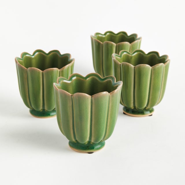 In a classic silhouette with petal edges, these footed mini pots are natureinspired. Finished in a rich verdant green...