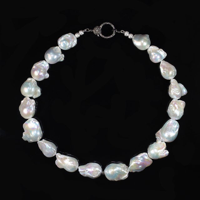 An 18‑inch white baroque pearl necklace like this deserves a description that truly matches its presence. This piece...