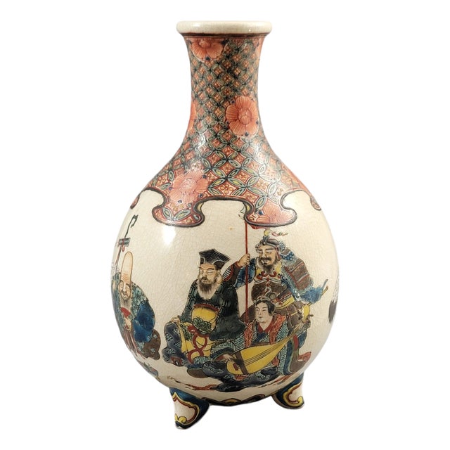 Chōshūzan Kyoto Satsuma Tripod Portrait Vase by Jissei After Yoshisada For Sale