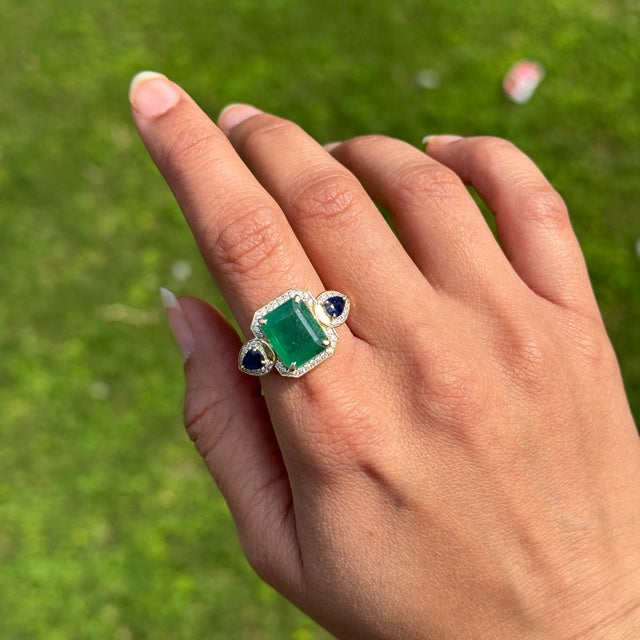 Contemporary 6.53 Carat Emerald Sapphire & Diamond 14k Gold Vintage Statement Ring Size 7.5 For Sale - Image 3 of 17