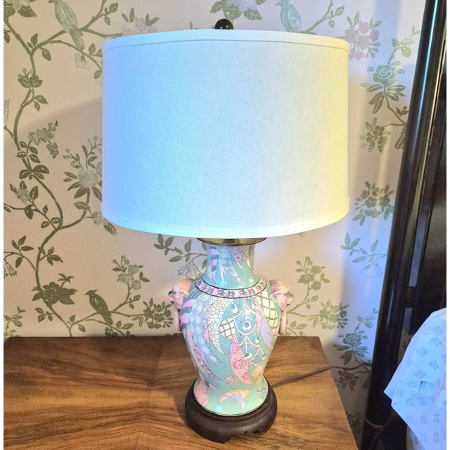 1980s Heyward House Pastel Teal & Pink Tobacco Leaf Ceramic Table Lamp W/ Foo Dog Handles Chinoiserie Hollywood Regency Palm Beach For Sale - Image 13 of 14