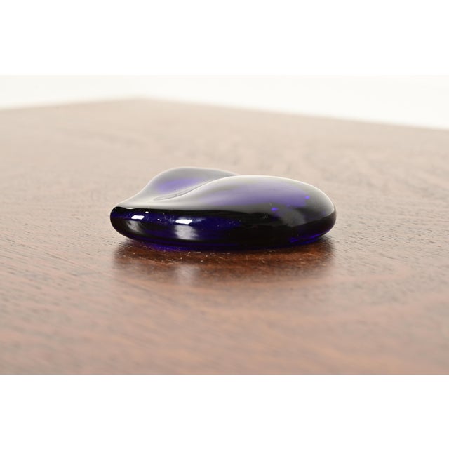 1970s Elsa Peretti for Tiffany & Co. Cobalt Blue Murano Glass Heart Shaped Paperweight For Sale - Image 5 of 10