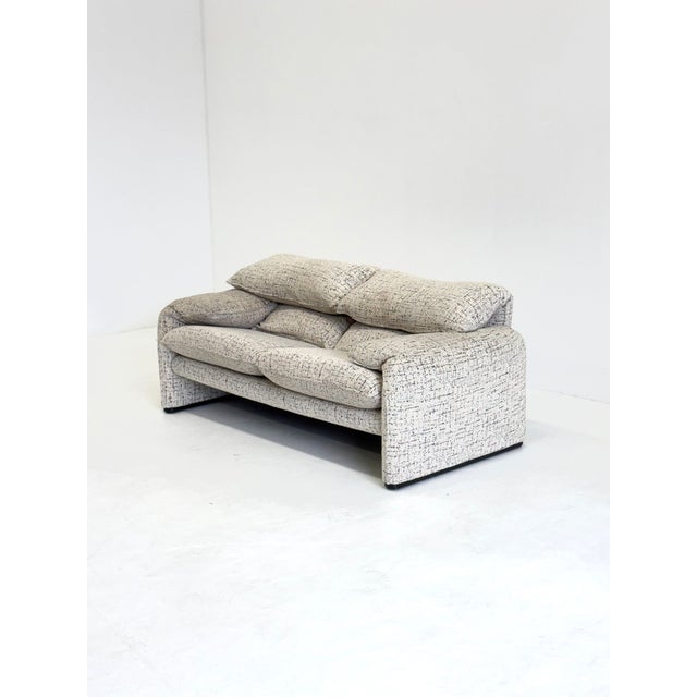 Cassina Off-White Maralunga 2-Seater Sofa attributed to Vico Magistretti for Cassina For Sale - Image 4 of 13