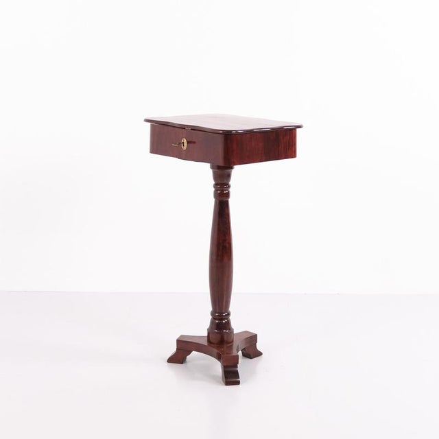 Antique Mahogany Lamp Table with Column Base and Lock, 20th Century For Sale - Image 6 of 10