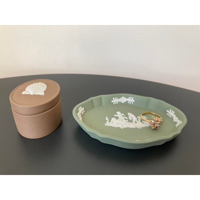 Sand Mid 20th Century Scalloped Sea Shell Design Wedgwood Jasperware Sand Brown English Oval Jewelry Box For Sale - Image 8 of 18