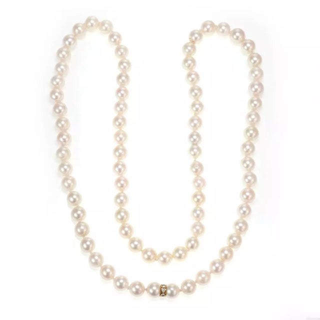 Contemporary Estate Pink 9mm Pink Pearls Diamond 18k Gold Single Strand Necklace 30" Long For Sale - Image 3 of 4