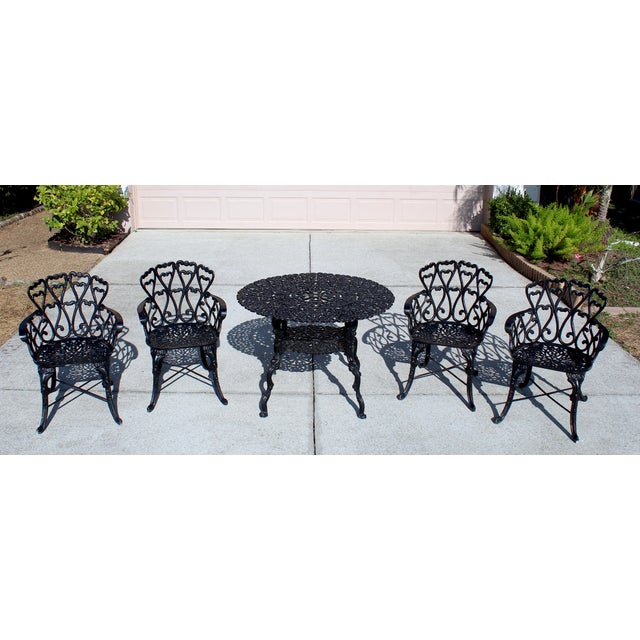 French Country Mid-Century Ornate Cast Aluminum Patio Dining Set – Filigree Round Table With 4 Heart-Back Armchairs For Sale - Image 3 of 16