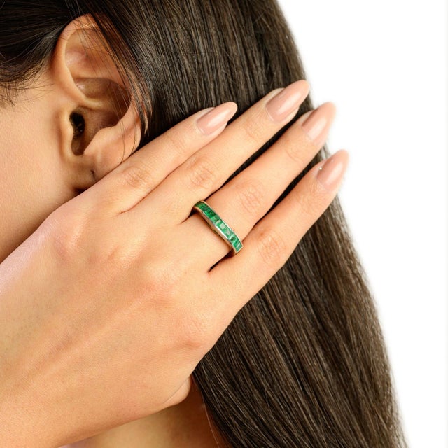 Handcrafted 925 Silver Wavy Band Ring in Square Cut Emeralds - Size 7 For Sale - Image 4 of 10