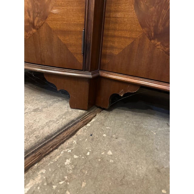 Mid-1900s Georgian-Style Mahogany Breakfront China Cabinet For Sale In New Orleans - Image 6 of 14