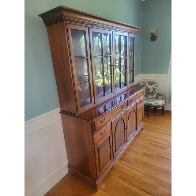 J.B. Van Sciver Company 1971 Pennsylvania House Solid Cherry Colonial China Cabinet Hutch (Van Sciver Retailer) For Sale - Image 4 of 15