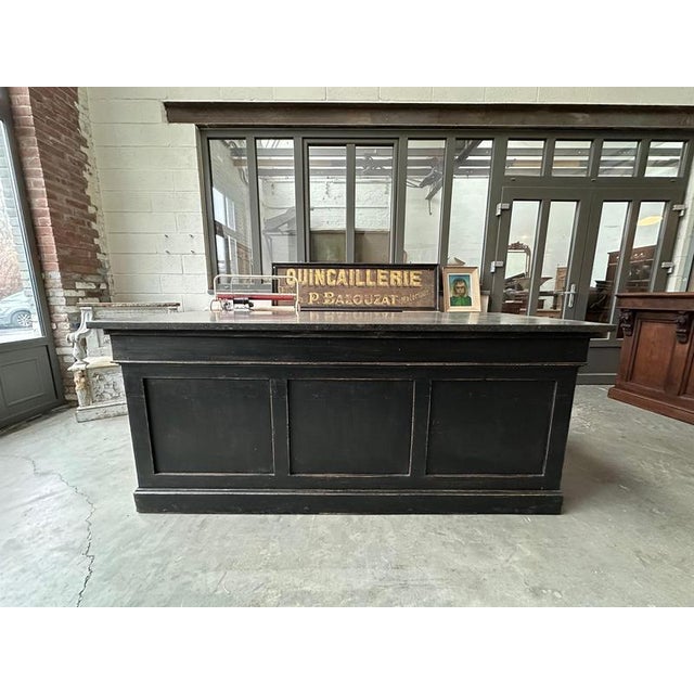 Ilot de magasin recouvert d’une pierre bleue For Sale - Image 3 of 13