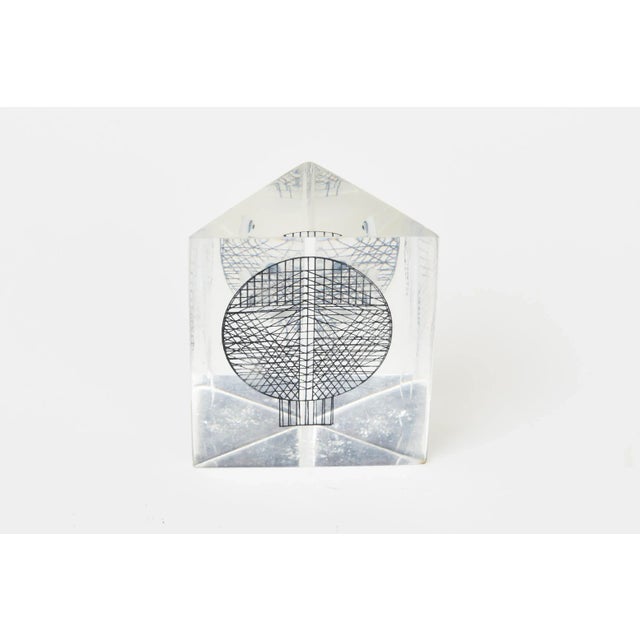 Vintage Merle Edelman Lucite Grid Face Triangle Embedded Sculpture Paperweight, 1970's For Sale In Miami - Image 6 of 11