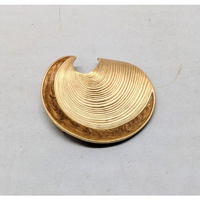 1980s Vintage 1986 Signed Trifari Goldtone & Brown Enamel Brooch For Sale - Image 5 of 7